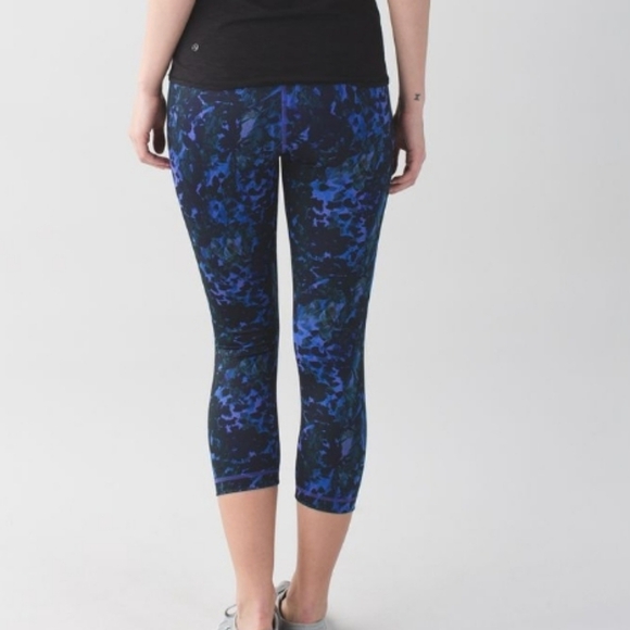 Lululemon Wunder Under Crop Leggings Blue Black Abstract Print Size 6 - Picture 3 of 14
